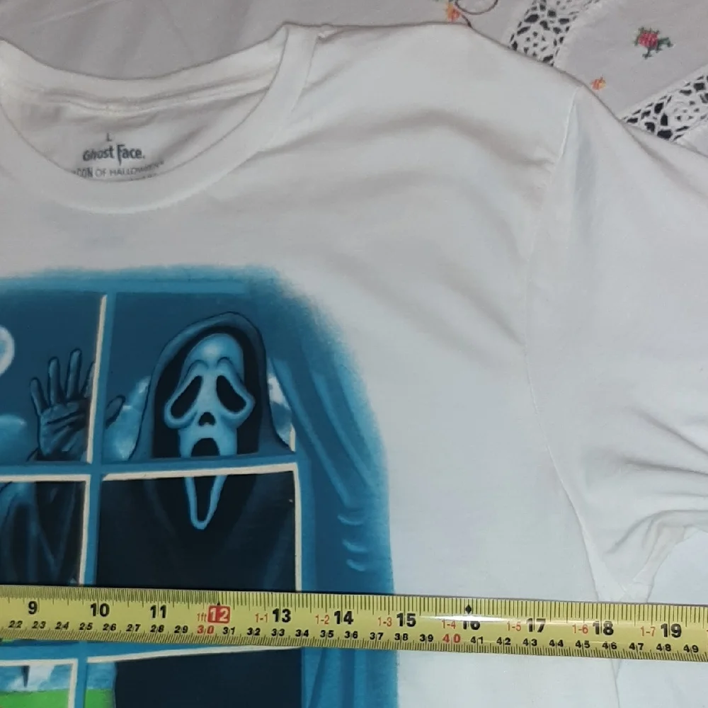 'GHOST FACE'๐ฑ"Look,look" White Graphic Horror Tee in EUC 100% Cotton Sz L - Picture 4 of 10